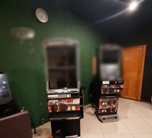 dwa automaty w pomieszczeniu