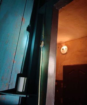 ściana i przełączę i  wejście do pomieszczenia