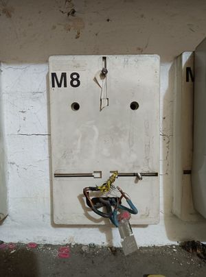 KRADZIEŻ ENERGII ELEKTRYCZNEJ JEST PRZESTĘPSTWEM. POLICJANCI UJAWNILI NIELEGALNY POBÓR PRĄDU PRZEZ 58-LETNIEGO MĘŻCZYZNĘ