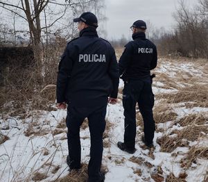 dwóch policjantów stoi obok siebie  dookoła leży śnieg