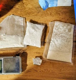 zabepieczone woreczki z białym proszkiem i wagą