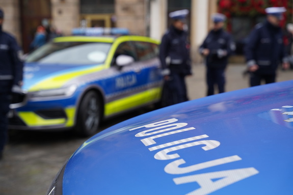 fragment radiowozu policyjnego i napis Bezpieczne ferie na Dolnym Śląsku