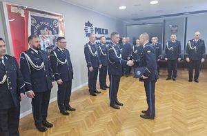 policjanci w sali sztabowej odbierają akty mianowania na stanowiska służbowe