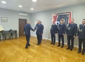 policjanci w sali sztabowej odbierają akty mianowania na stanowiska służbowe