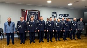 policjanci stoją obok siebie w sali sztabowej policji