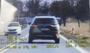 zdjęcie z urządzenia rejestrującego prędkość , widac dwa samochody osobowe oraz informacja o predkosci czasie