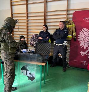 POLICJANCI PROMOWALI SŁUŻBĘ PODCZAS DNI OTWARTYCH SZKOŁY