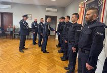 „STRZEC BEZPIECZEŃSTWA PAŃSTWA I JEGO OBYWATELI NAWET Z NARAŻENIEM ŻYCIA” – MIĘDZY INNYMI TE SŁOWA ROTY ŚLUBOWANIA WYPOWIEDZIELI NOWO PRZYJĘCI POLICJANCI