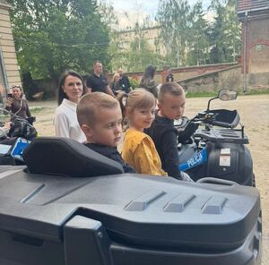 troje zieic siedzi na quadzie
