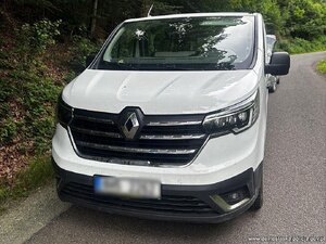 zabezpieczony pzrez policjantów samochód - bus
