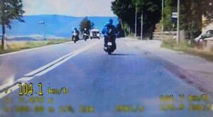 zdjęcie wykonane z pomiaru prędkości - widać motocykle oraz samochód osobowy