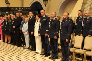 widać stojących gości  w sali zamkowej podczas uroczystości