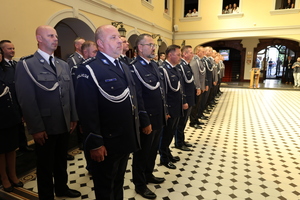 widać stojących policjantów  w sali zamkowej podczas uroczystości