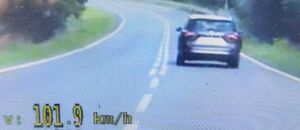 zdjęcie z videorejestratora na którym jest samochód osobowy i udokumentowana prędkość 102 km/h