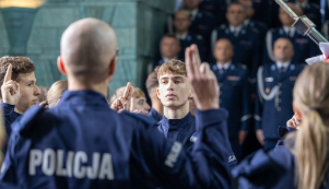 grupa policjantów podczas ślubowanie- trzymają rękę do góry