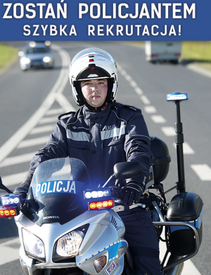 Napis Szybka rekrutacja zostań policjantem. Na zdjęciu policjant w mundurze i kasku na motocyklu. W tle widać jadące dwa samochody po drodze  tło  lekko rozmazane.