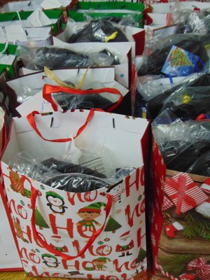 prezenty dla dzieci popakowane w papierowe ozdobne torby