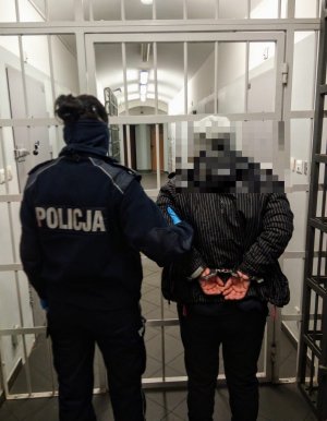 POLICJANCI ZATRZYMALI  KIERUJĄCĄ SAMOCHODEM Z SĄDOWYMI ZAKAZAMI. KOBIETA BYŁA POSZUKIWANA DO ODBYCIA KARY POZBAWIENIA WOLNOŚCI