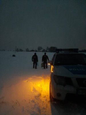 SKOŃCZYŁA MU SIĘ ŻYWNOŚĆ I WODA PITNA - Z POMOCĄ RUSZYLI POLICJANCI Z PRACOWNIKAMI SOCJALNYMI