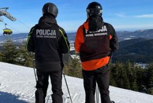 patrol policjantów na nartach na stoku .Dookoła leży Śnieg