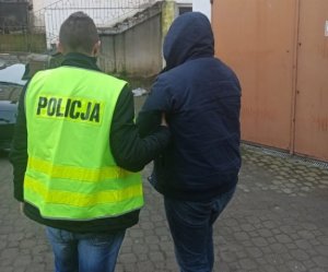 Kolejny oszust, który „odbierał” pieniądze od swoich ofiar zatrzymany przez policjantów