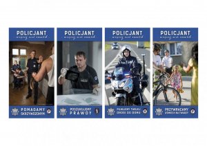 baner dotyczący rekrutacja do służby w Policji, z napisem policjant więcej niż zawód podzielony na cztery części z napisami kolejno -pomagamy skrzywdzonym z wizerunkiem policjanta w mieszkaniu z kobietą i małym jej dzieckiem , poszukujemy prawdy z wizerunkiem technika kryminalistyki zabezpieczającym ślady, pilnujemy twojej drogi do domu z wizerunkiem policjanta ruchu drogowego na motocyklu,,przywracamy uśmiech na twarzy z wizerunkiem policjanta i strażnika na rowerach i biegnącej dziewczynki,