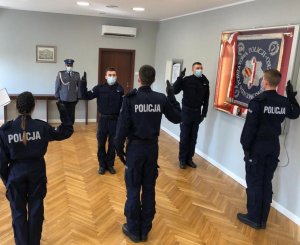 w sali sztabowej kłodzkiej policji policjanci umundurowani  składają ślubowanie stjąc na baczność