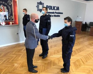 W sali sztabowej Kłodzkiej kom mendy policji Komendant Powiatowy Policji w Kłodzku skalda gratulacje policjantce