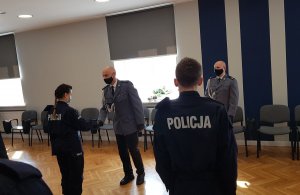 W sali sztabowej Kłodzkiej komendy policji I Zastępca Komendanta Powiatowego Policji w Kłodzku składa gratulacje policjantowi