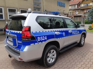 radiowóz policyjny oznakowany przed budynkiem Komendy Powiatowej Policji w Kłodzku