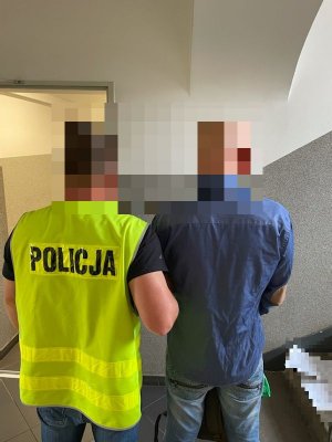 policjant  nieumundurowany prowadzi zatrzymanego