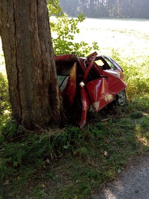 zdjęcie z miejsca wypadku drogowego, rozbite auto
