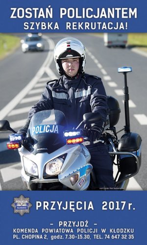 policjant siedzi na motocyklu , na plakacie napis szybka rekrutacja do służby w policji